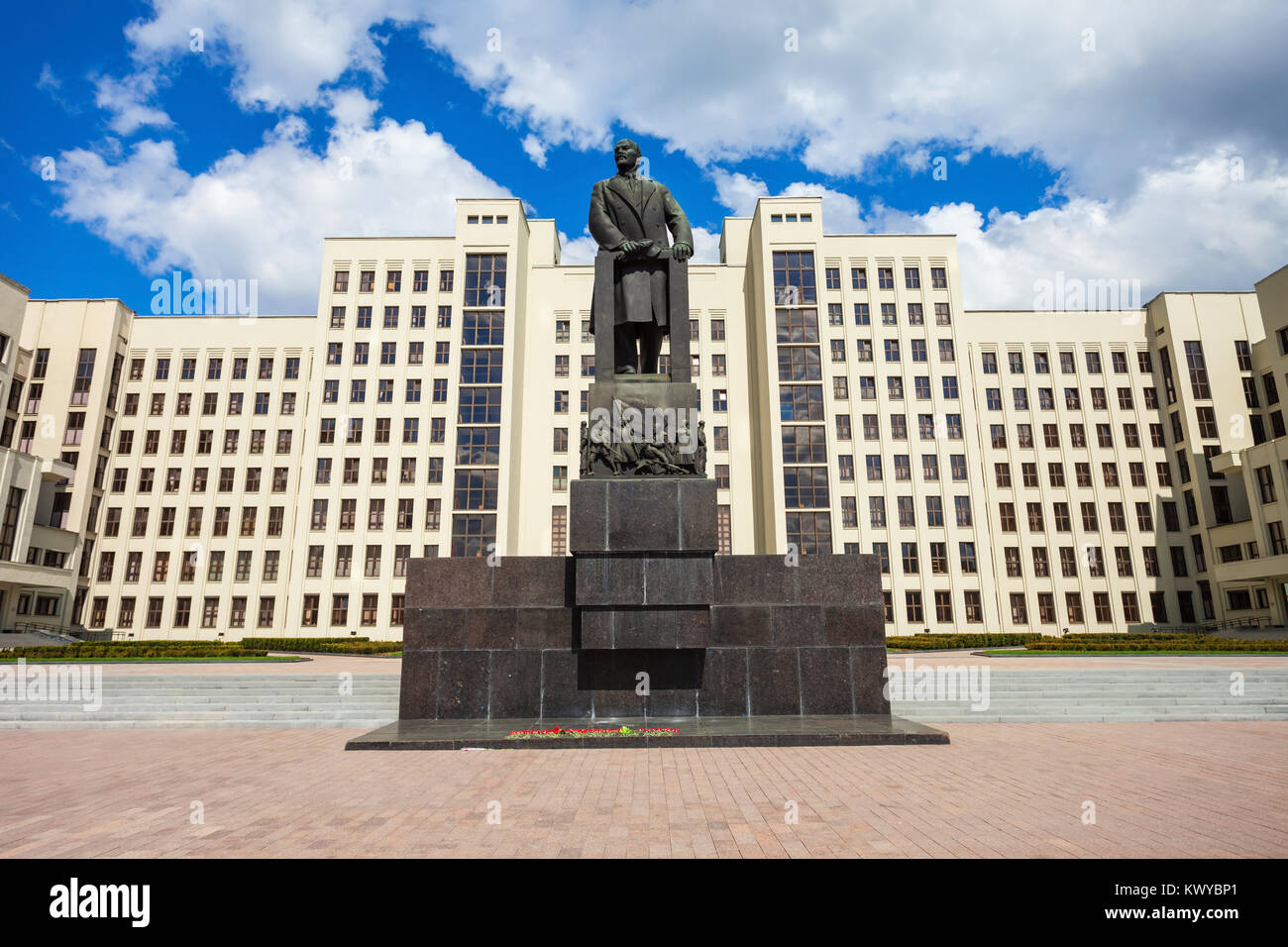 Vladimir Lenin monumento nelle vicinanze della Casa del Governo della Repubblica di Bielorussia a Minsk. Lenin era un comunista russo rivoluzionario e uomo politico, Foto Stock