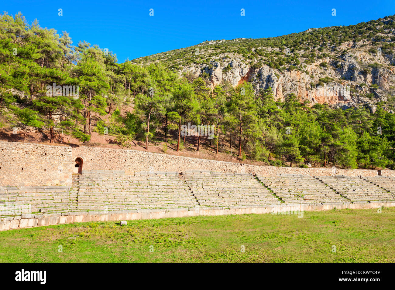 Lo stadio di Delfi si trova sul punto più alto del sito archeologico di  Delfi. Delphi è stato un importante greco antico religioso santuario sacro  Foto stock - Alamy