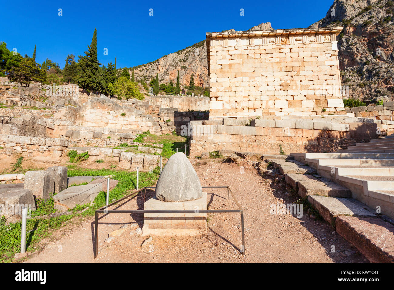 La Sacra Pietra Omphalos, l'Ombelico del Mondo, in altre parole, il centro del mondo in Delphi. Delphi è stato un importante greco antico sanc religiosa Foto Stock