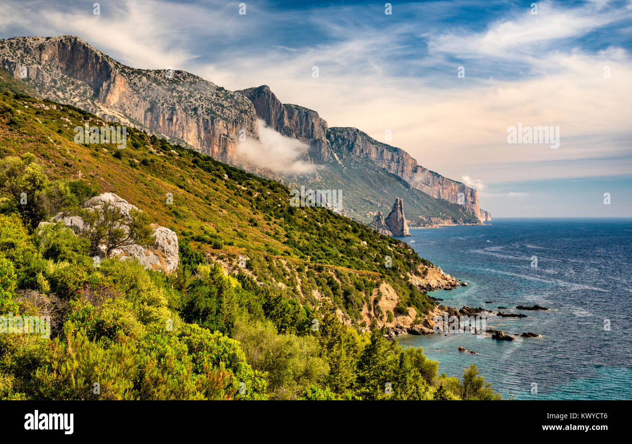 Punta Giradili massiccio con Punta Pedra Longa pinnacle in distanza, Costa di Levante, Mar Tirreno costa, Sardegna, Italia Foto Stock