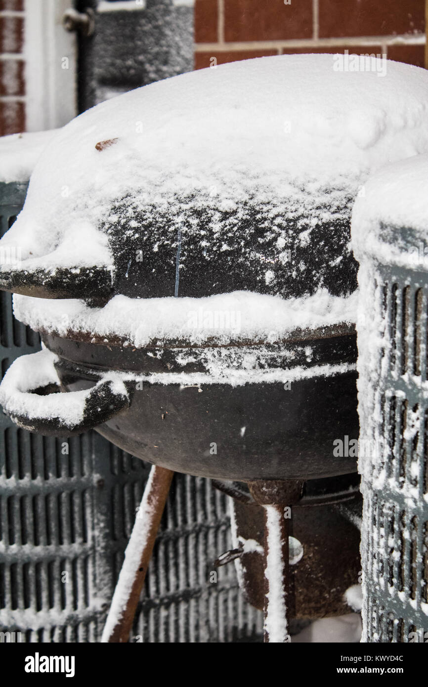 Grill coperto di neve Foto Stock