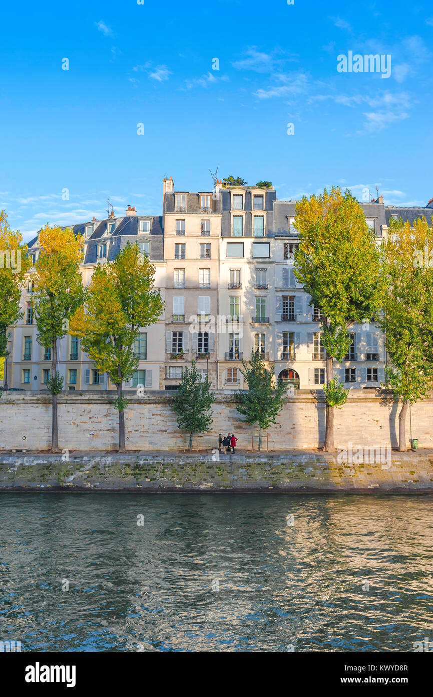 Parigi autunno Seine, autunno vista la mattina attraverso il Fiume Senna del Quai d'Orleans sulla Ile St-Louis, Parigi, Francia. Foto Stock