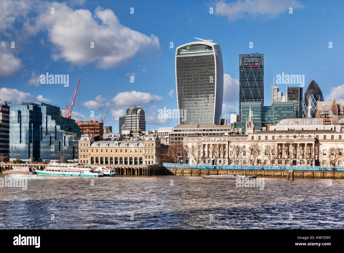 Lo skyline di Londra con il walkie-talkie, la grattugia, il cetriolino e il fiume Tamigi. Foto Stock
