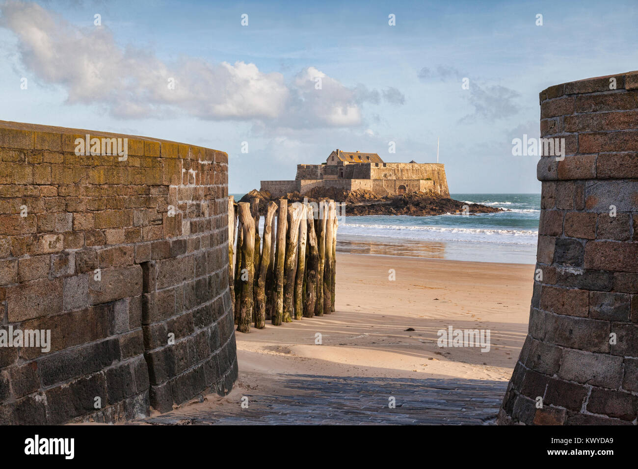 Saint Malo bastioni e Beach e Fort National. Foto Stock