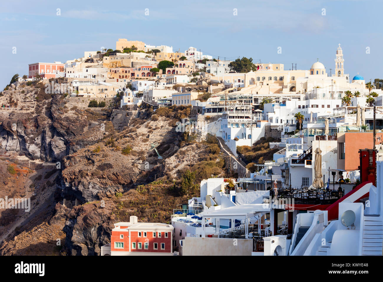 La cittadina di Fira e antenna vista panoramica, Santorini. Fira è la moderna capitale dell'isola di Santorini, Cicladi in Grecia. Foto Stock