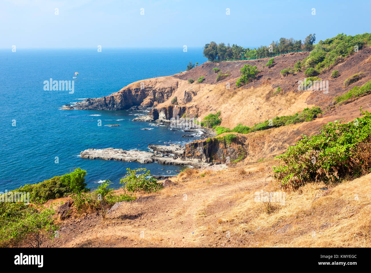 Rocce di bellezza sulla spiaggia Sinquerim antenna vista panoramica. Si trova vicino al fort Aguada e il suo faro in Goa, India. Foto Stock