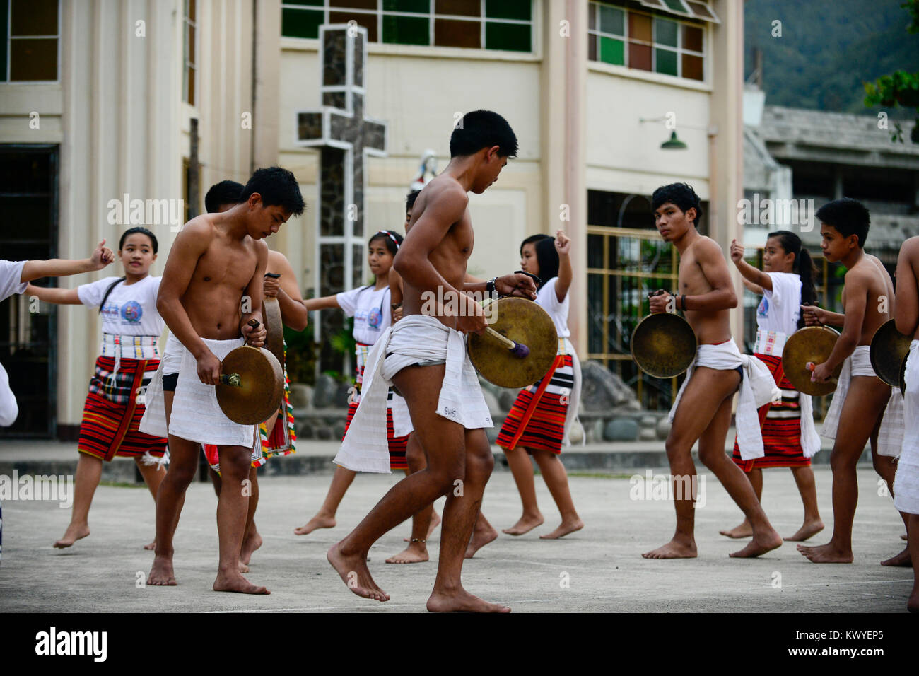 Filippine, Provincia di montagna, Cordigliera, Bontoc, il gruppo giovanile performes tradizionali danze tribali di Igorot cultura di fronte alla chiesa Foto Stock