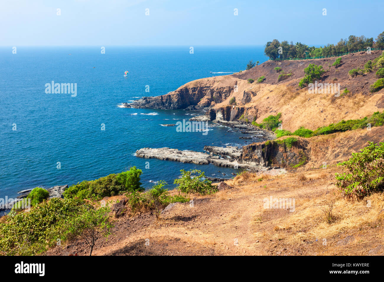 Rocce di bellezza sulla spiaggia Sinquerim antenna vista panoramica. Si trova vicino al fort Aguada e il suo faro in Goa, India. Foto Stock