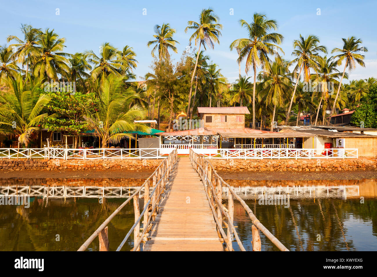 Ponte attraverso il piccolo fiume sulla spiaggia Mandrem nel Nord Goa, India Foto Stock