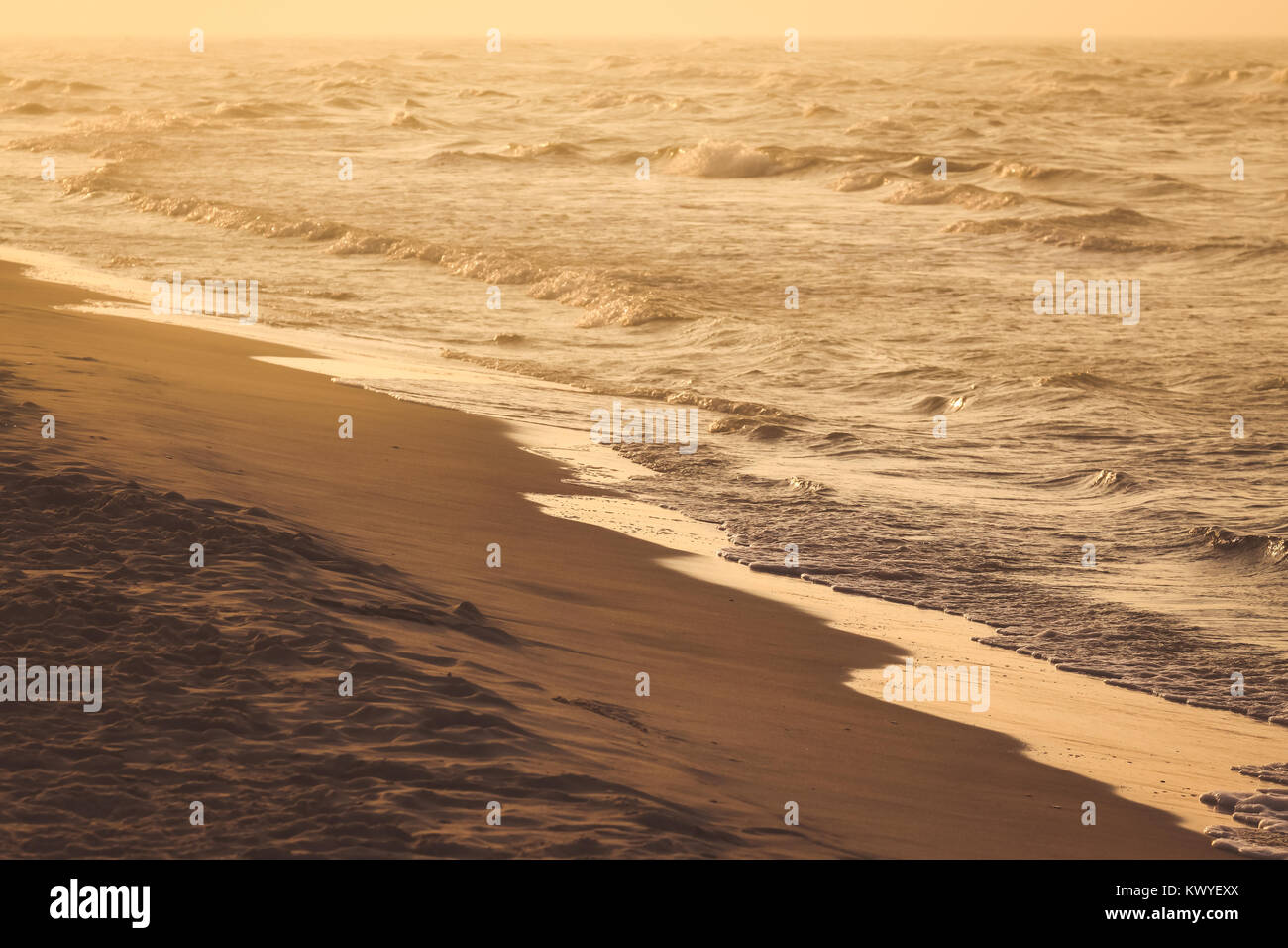 Autunno freddo tramonto su una spiaggia di sabbia sul Mar Baltico Foto Stock Autunno freddo tramonto su una spiaggia di sabbia sul Mar Baltico Foto Stock