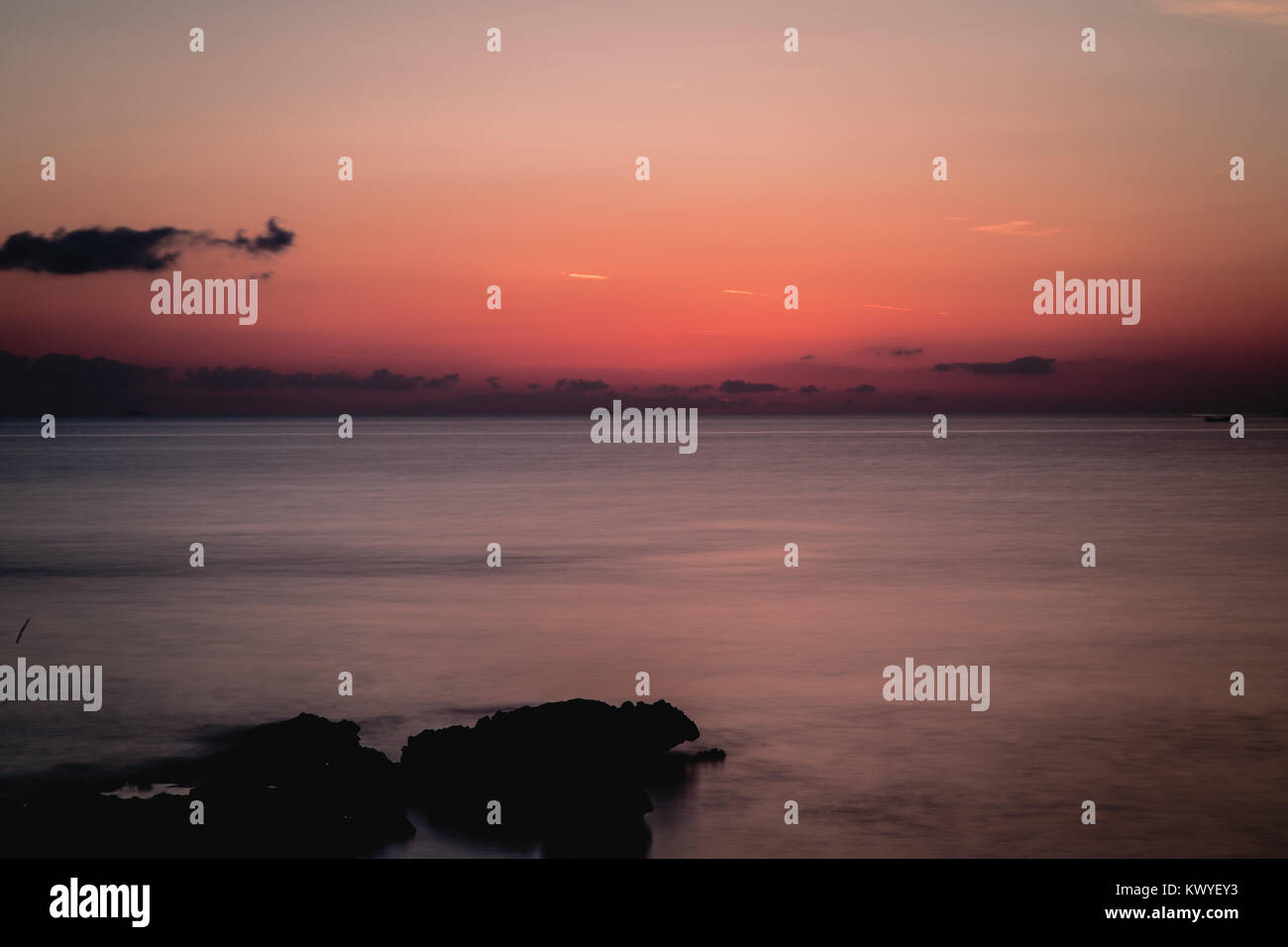 Tramonto sul mare vicino alla penisola di Peljesac nel sud della regione croata della Dalmazia Foto Stock