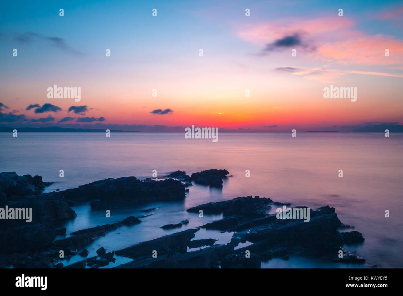 Tramonto sul mare vicino alla penisola di Peljesac nel sud della regione croata della Dalmazia Foto Stock