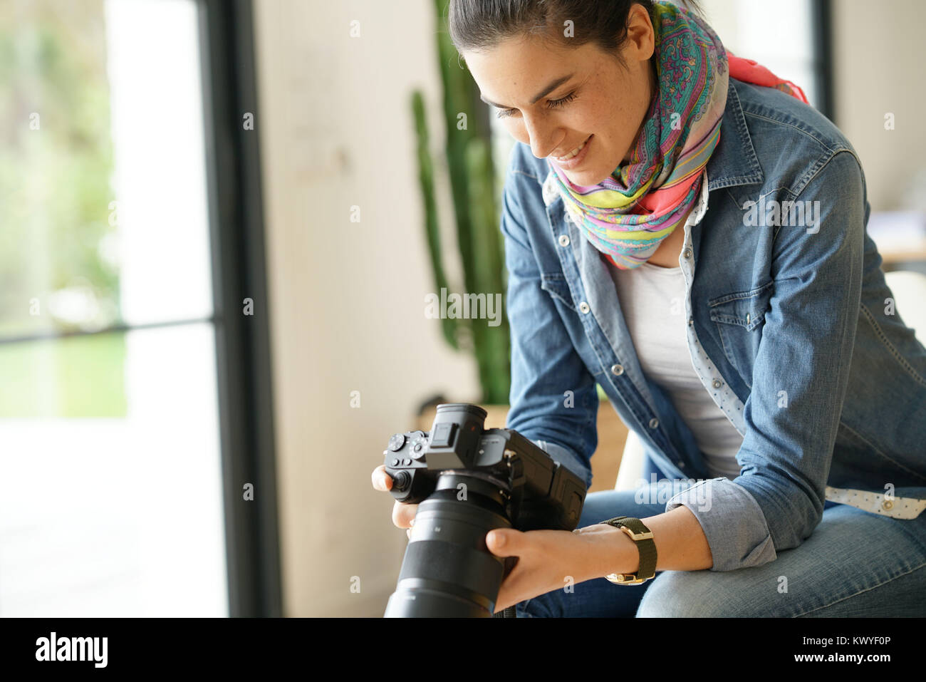 Controllo del fotografo scatti foto sullo schermo della fotocamera Foto Stock