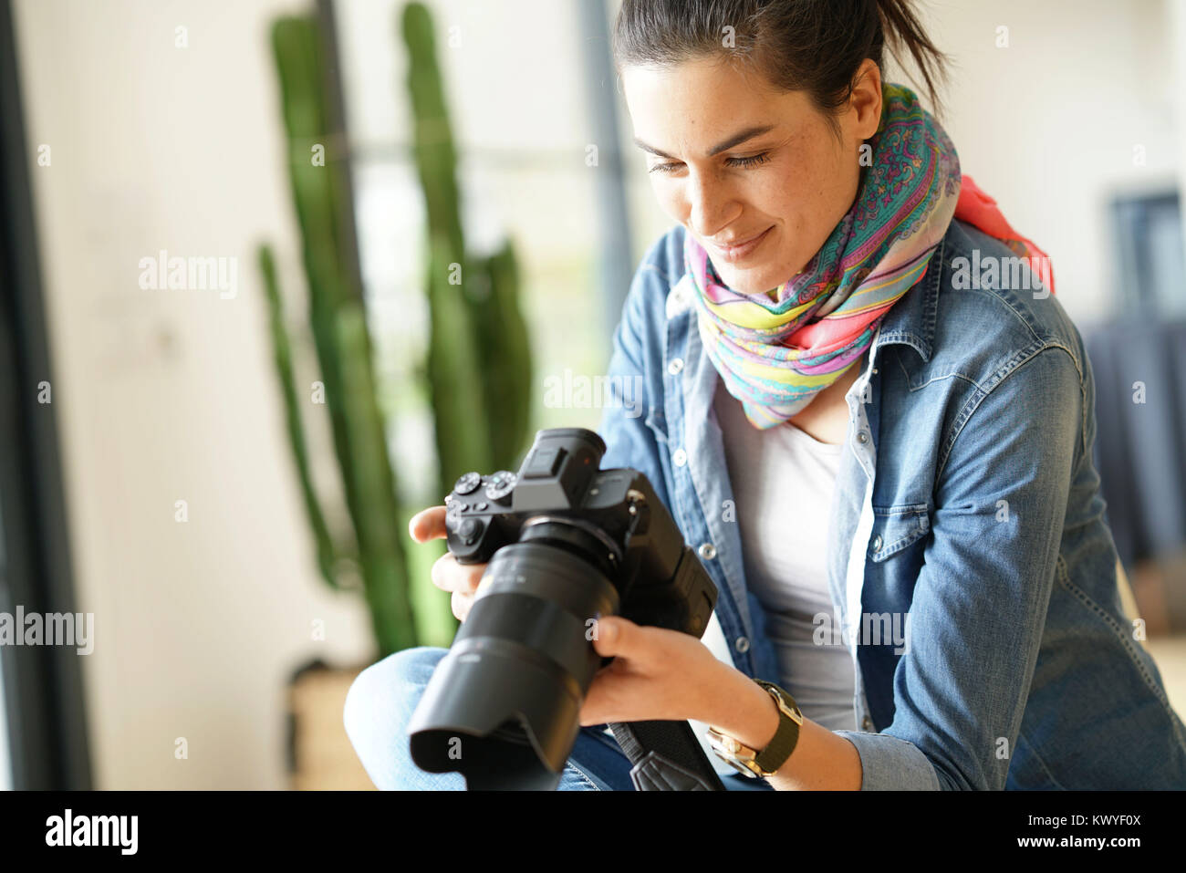 Controllo del fotografo scatti foto sullo schermo della fotocamera Foto Stock