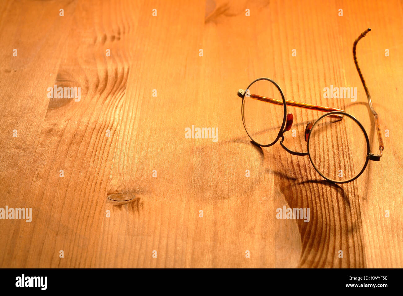 Occhiali Vintage giacente sul bel colore giallo sullo sfondo di legno Foto Stock