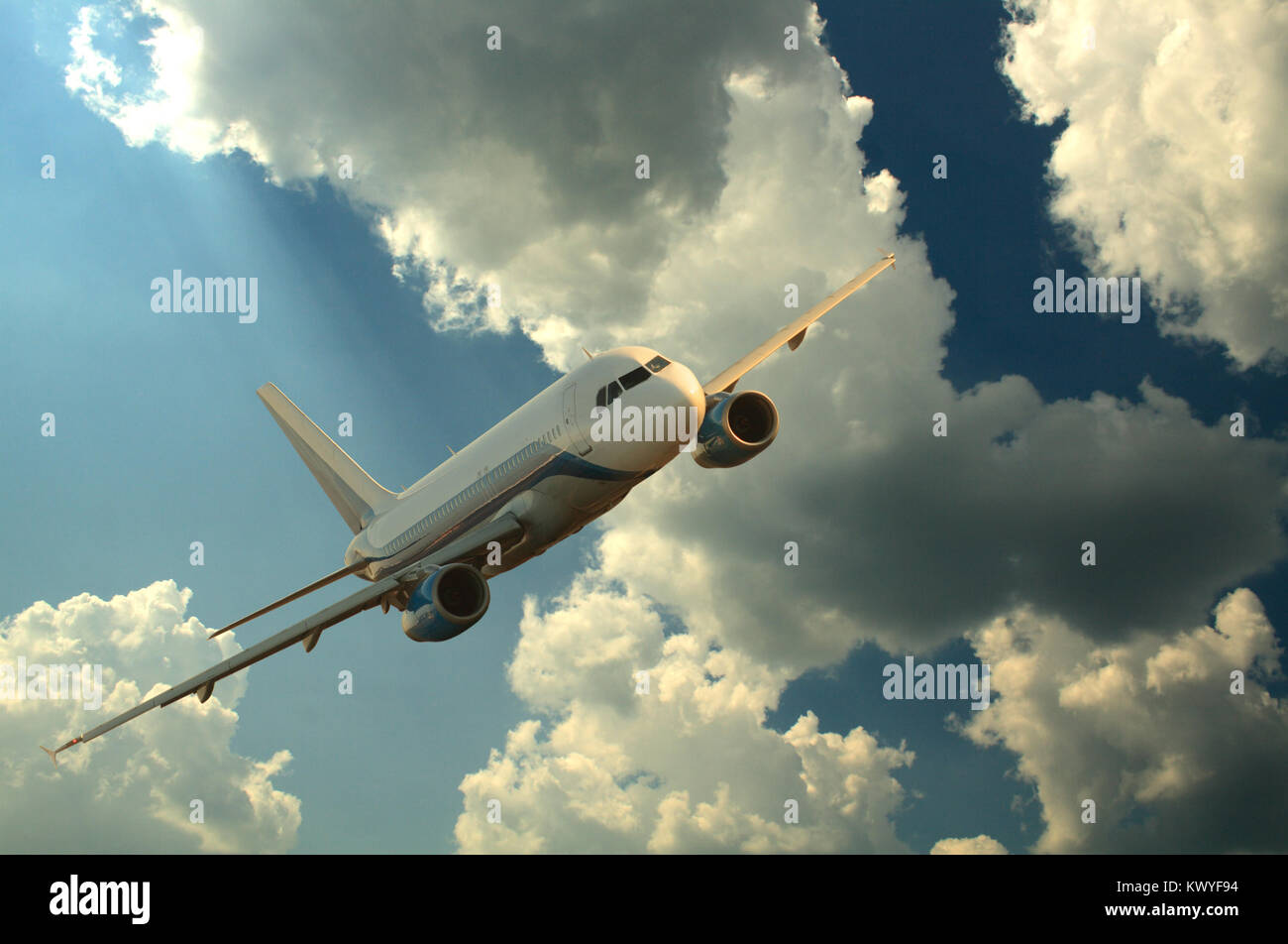 Aereo passeggeri su sfondo scuro con il cielo al tramonto e nuvole Foto Stock