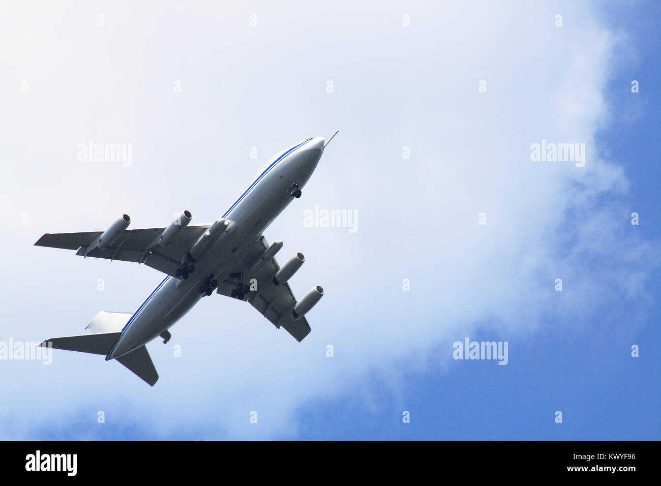 Grande aereo passeggeri sullo sfondo con cielo blu e nuvole Foto Stock