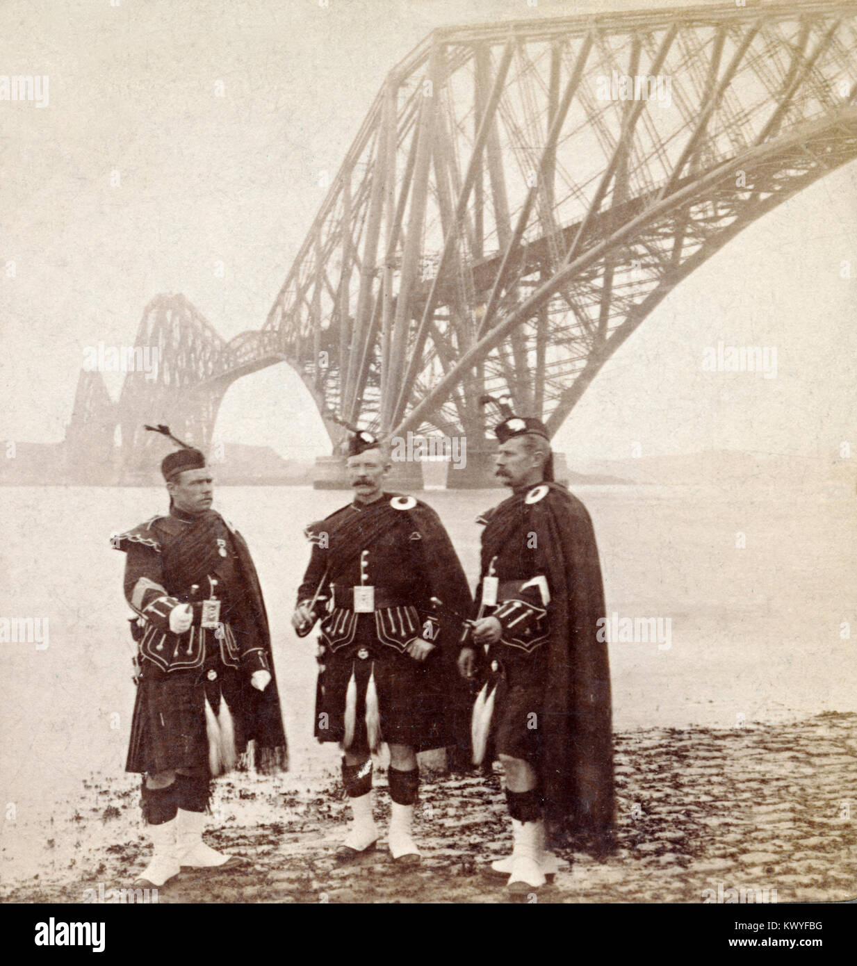 Il Forth Bridge con Scottish Montanari indossano kilts, Scozia, Regno Unito, nel 1900 Foto Stock