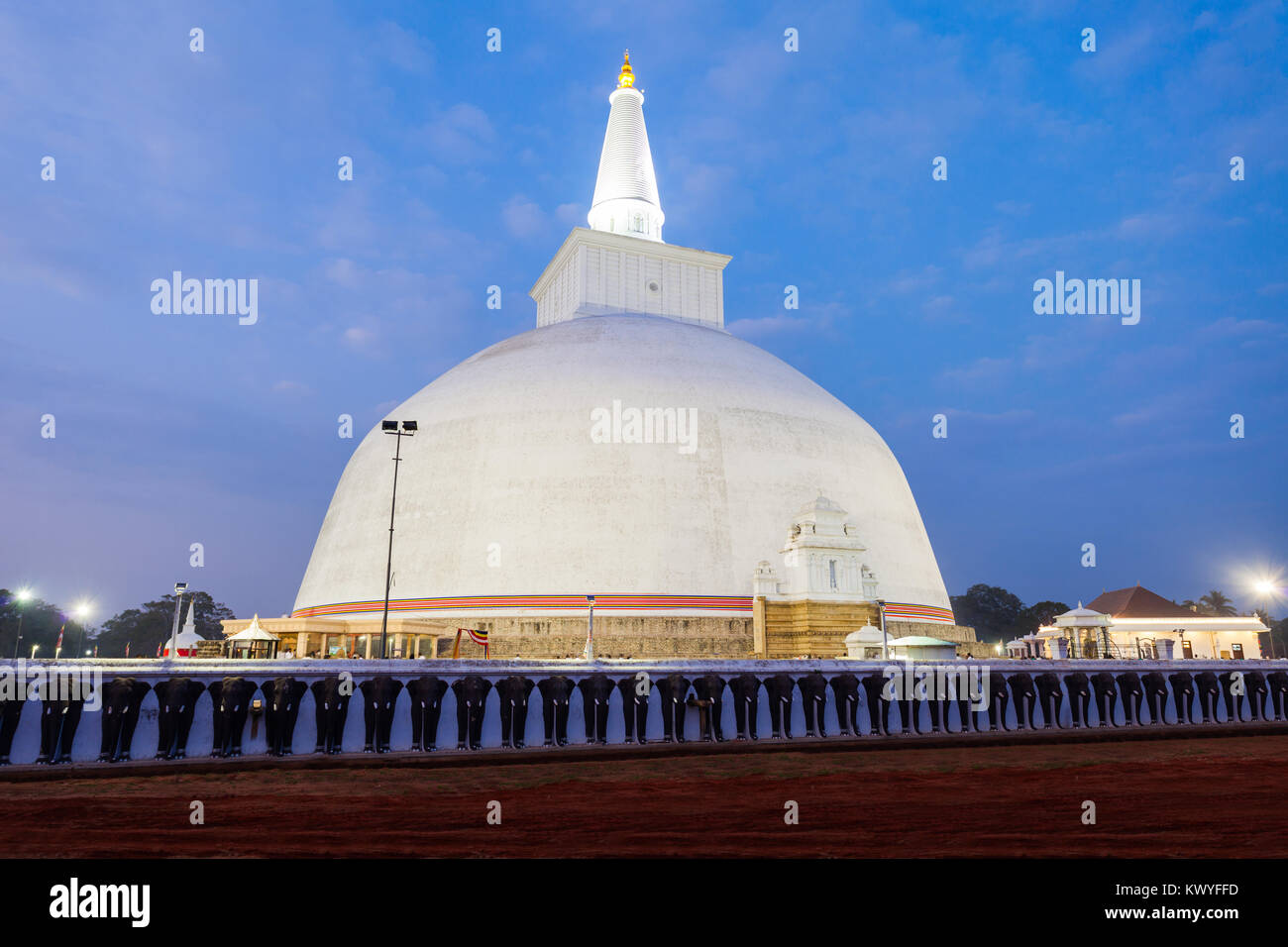 Il Ruwanwelisaya stupa in Anuradhapura, Sri Lanka al tramonto. Ruwanwelisaya considerato una meraviglia per la sua architettura e la sua sacra a molti buddisti tutti Foto Stock