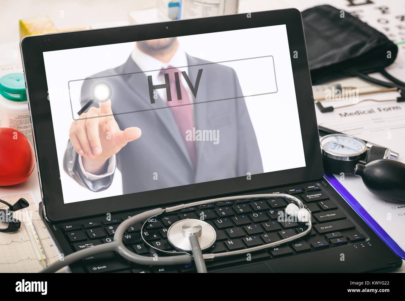 HIV scritto su un medico dello schermo del computer Foto Stock
