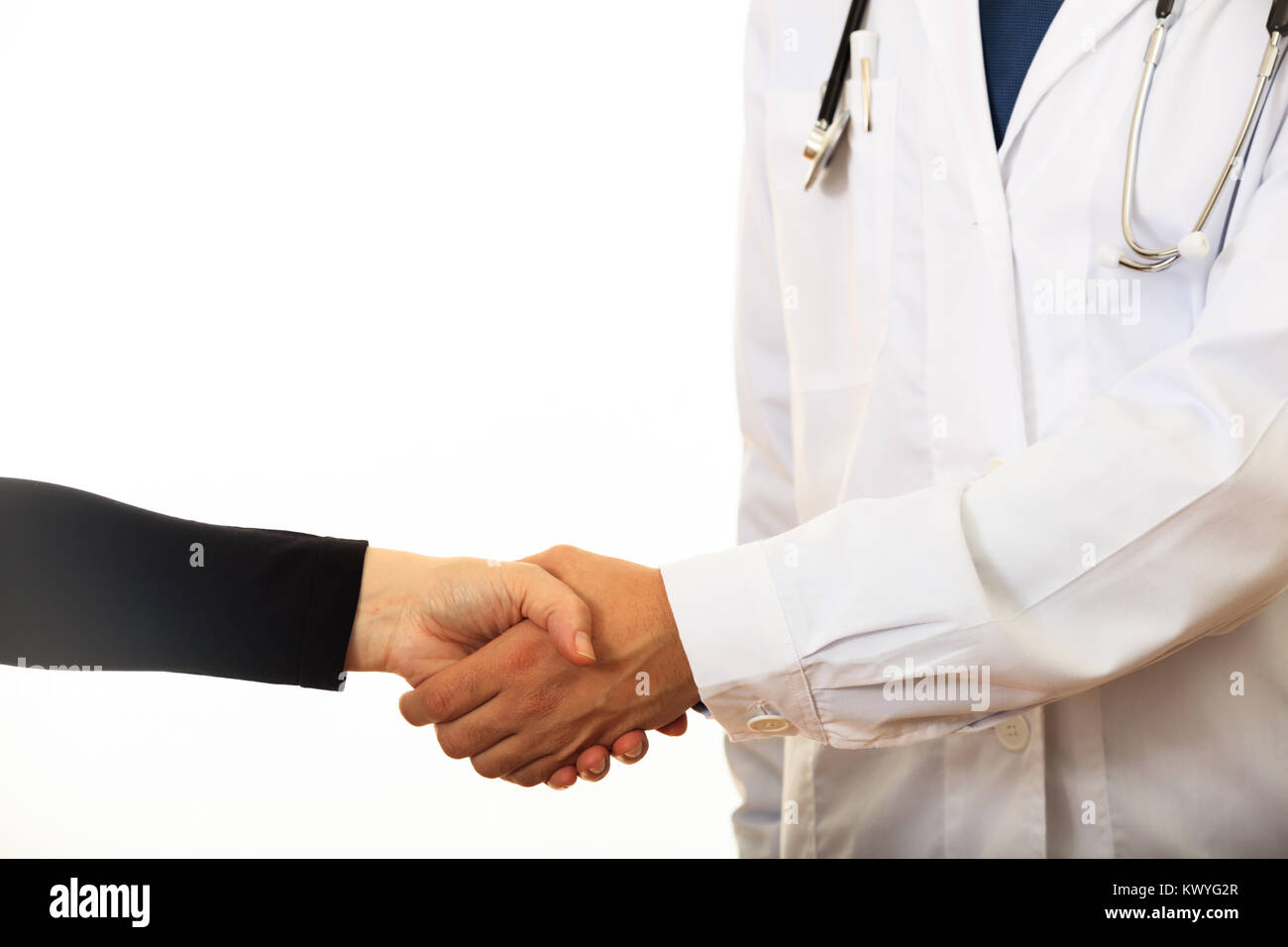 Medico dando una stretta di mano su sfondo bianco Foto Stock