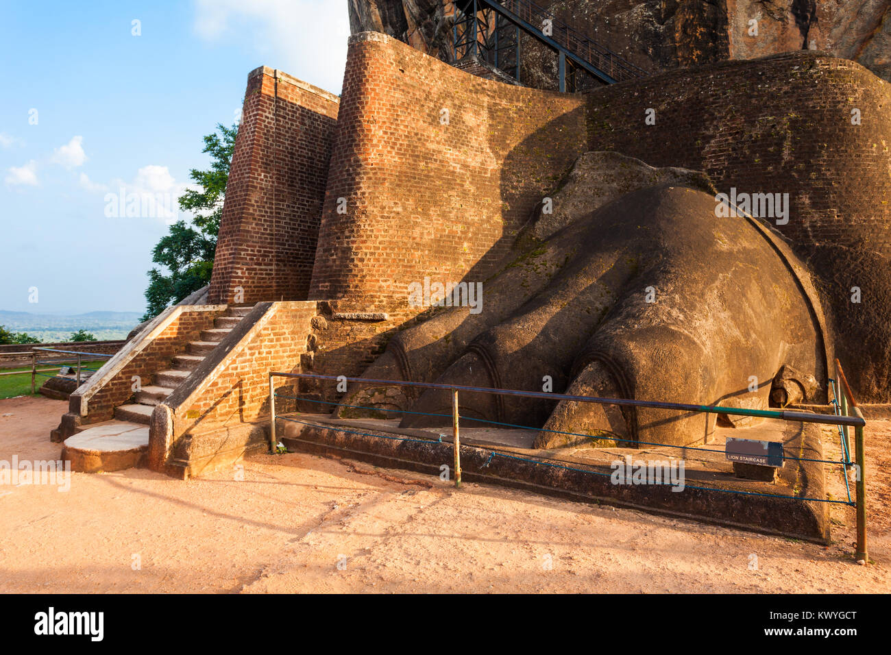 Leone la zampata alla Roccia di Sigiriya vicino a Dambulla in Sri Lanka. Sigiriya è un sito Patrimonio Mondiale dell'UNESCO. Foto Stock