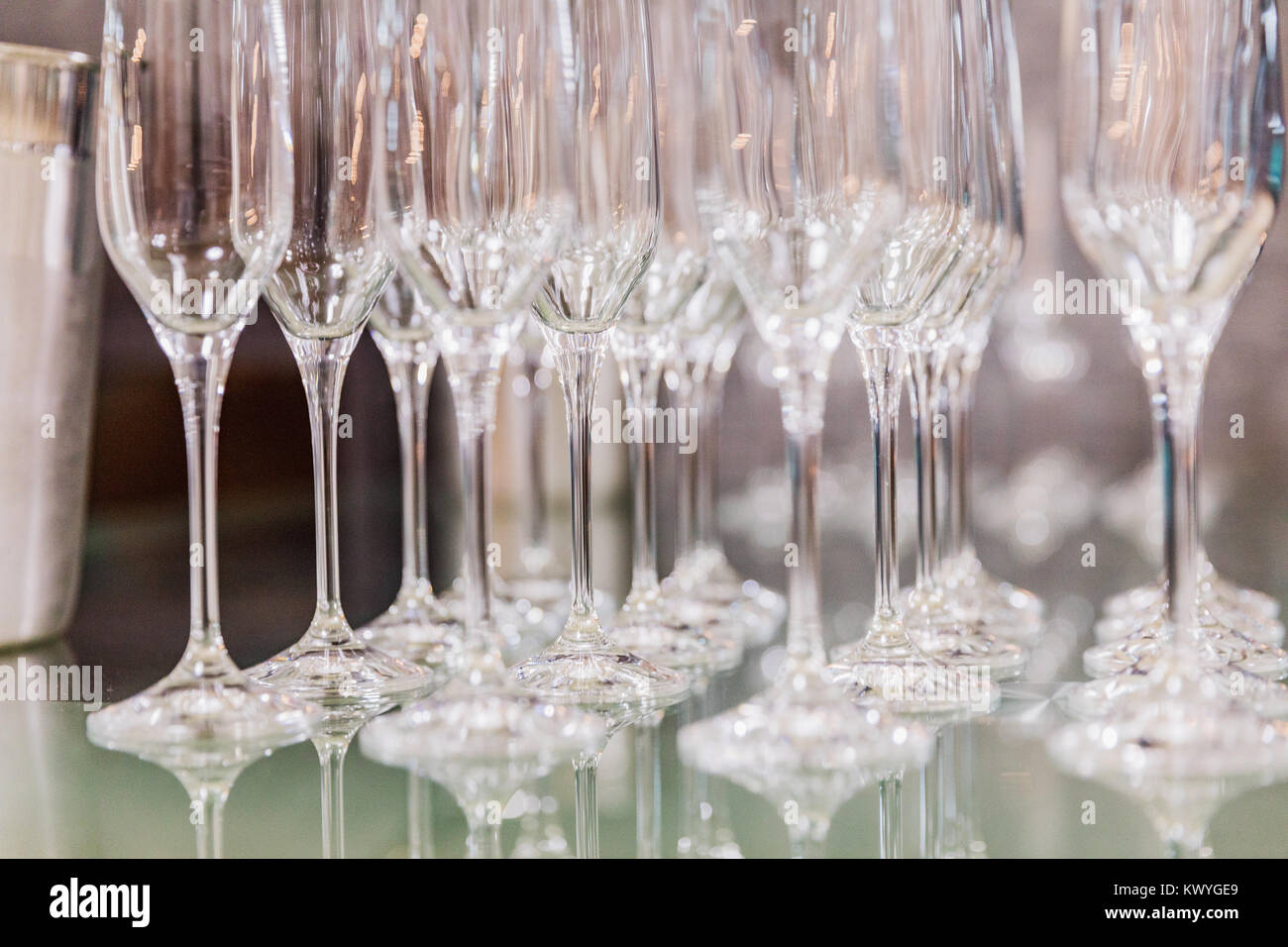 Colorati alcuni bicchieri di vino, astratta, il fuoco selettivo Foto Stock