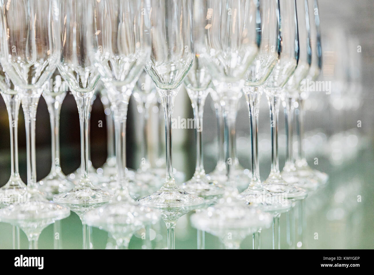 Colorati alcuni bicchieri di vino, astratta, il fuoco selettivo Foto Stock