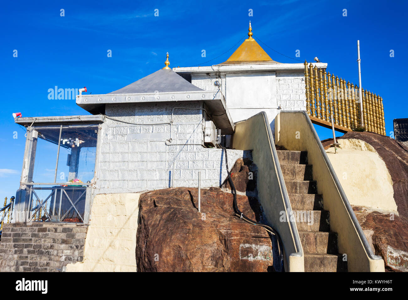 Sri Pada o Paadaya tempio sacro con footprint di Buddha nella tradizione buddista sull'Adams sommità del picco. Adams picco o Sri Pada è un alto e santo mountai Foto Stock