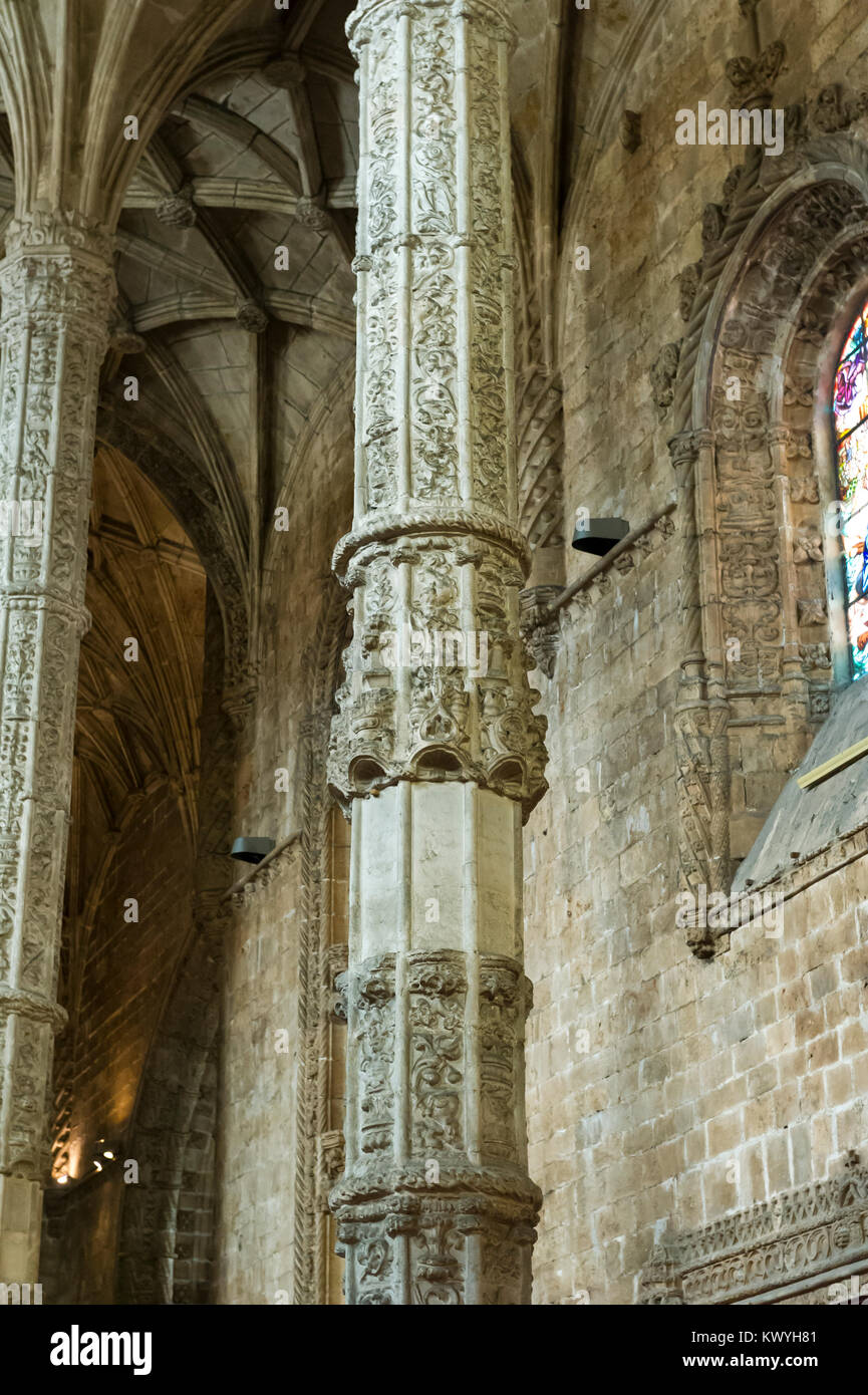 La ornata di colonne all'interno di Santa Maria la Chiesa del Monastero Jeronimas in Belem, Lisbona, Portogallo Foto Stock