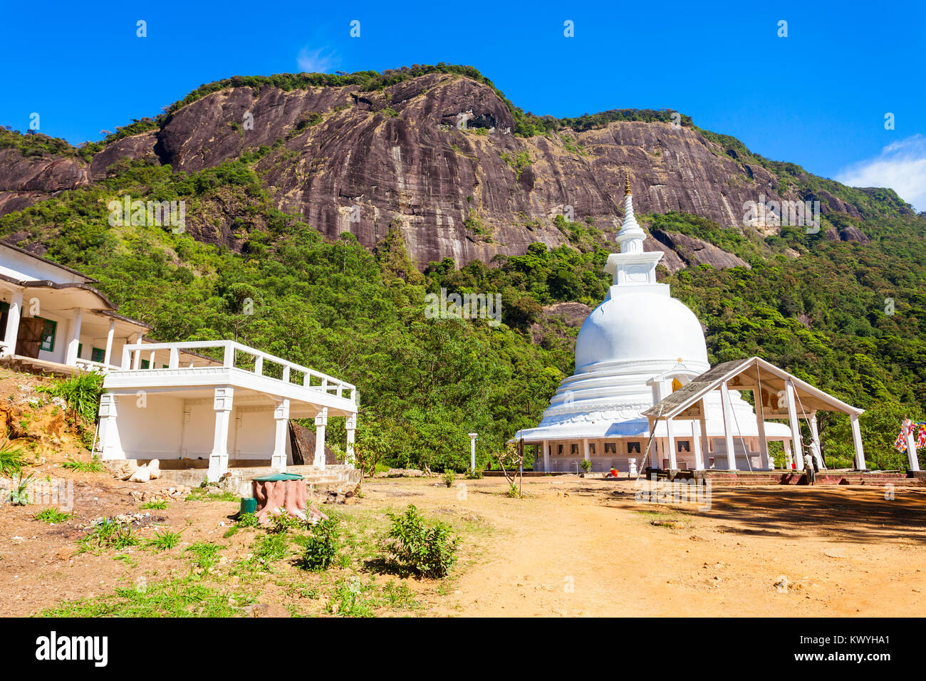 Giapponese Stupa di pace o Pagoda della Pace ai piedi del picco di Adams. Adams picco o Sri Pada è un alto e Monte Santo in Sri Lanka. Foto Stock