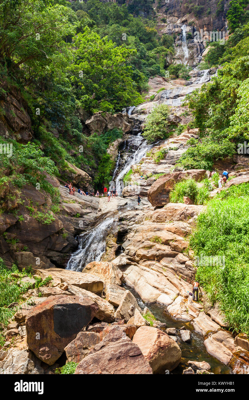 Il Ravana cade o Ravana Ella cascate è una popolare attrazione turistica vicino a Ella, Sri Lanka. Ravana cade si colloca come una delle più vaste cade in Foto Stock