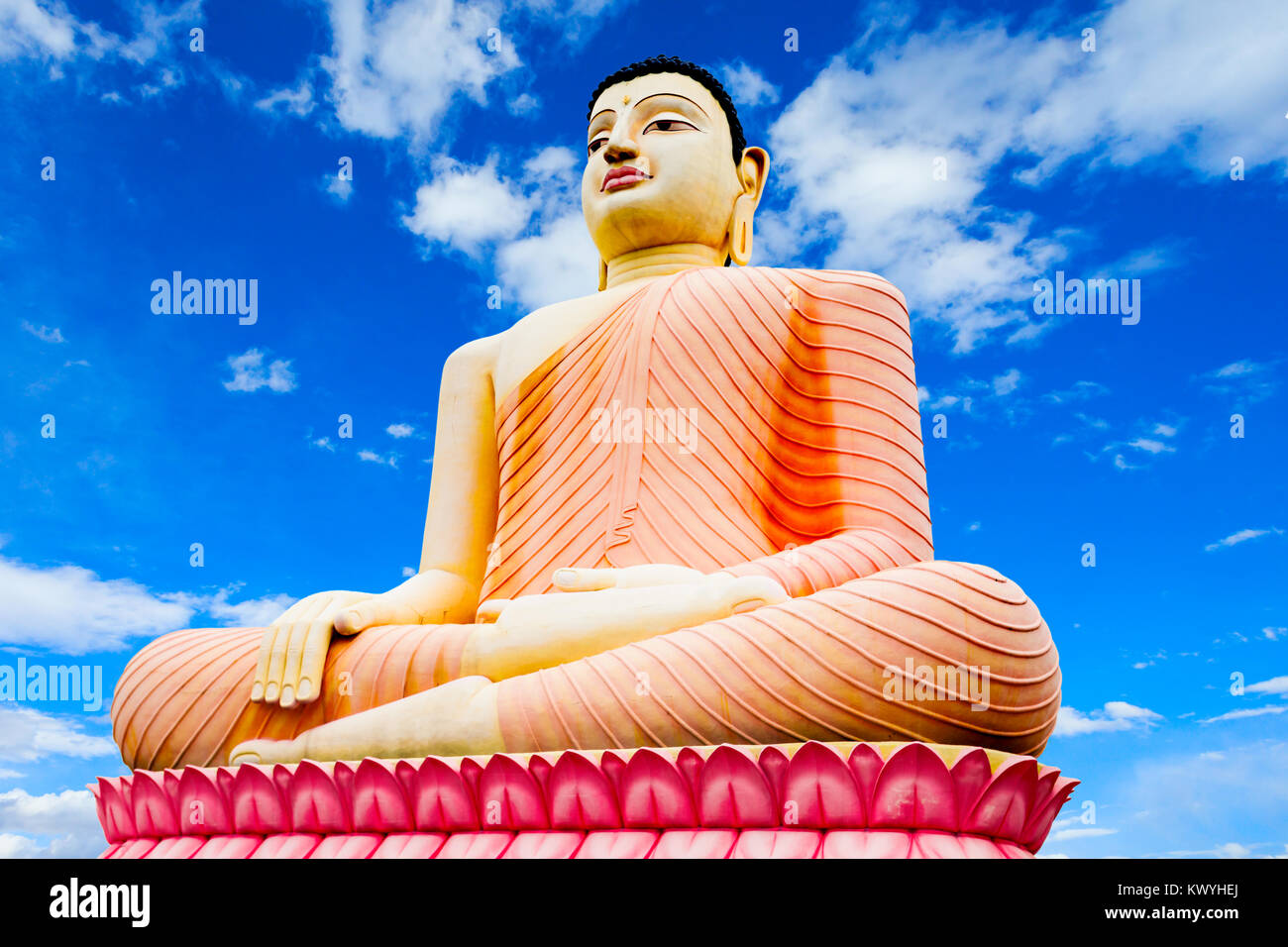 Grande statua del Buddha al Vihara Kande Tempio. Kande Viharaya è un grande tempio Buddista vicino a Bentota beach in Sri Lanka Foto Stock