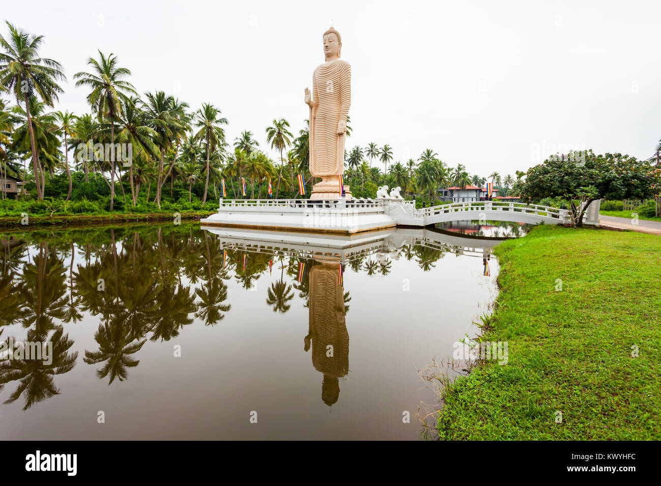 Tsunami Vihara Honganji in Colombo, Sri Lanka. Vihara Honganji statua del Buddha ia di un buddista tsunami memorial. Foto Stock