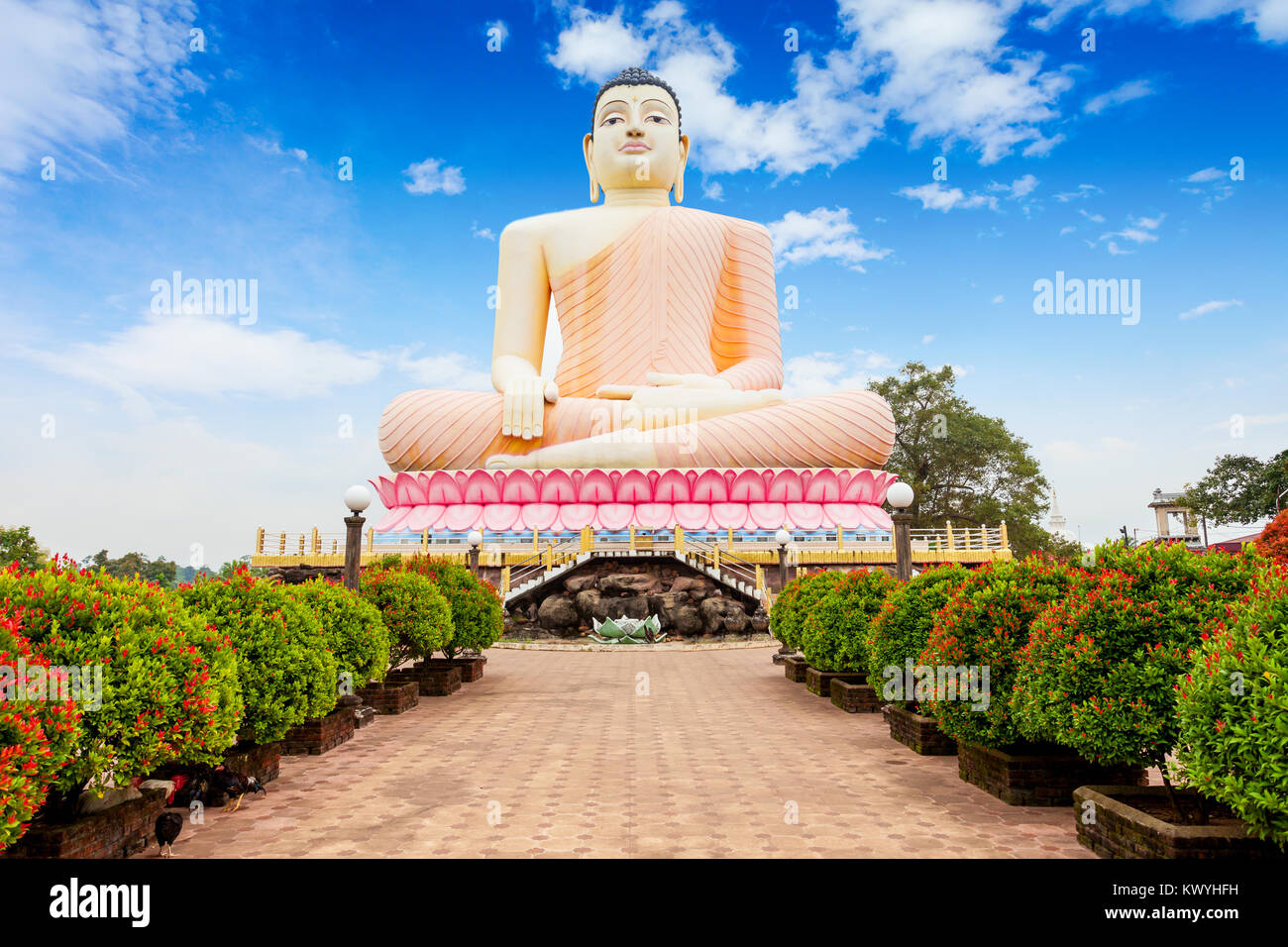 Grande statua del Buddha al Vihara Kande Tempio. Kande Viharaya è un grande tempio Buddista vicino a Bentota beach in Sri Lanka Foto Stock