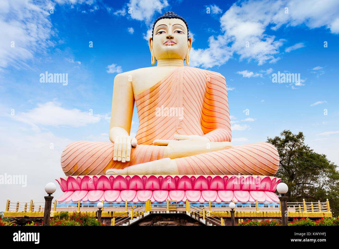 Grande statua del Buddha al Vihara Kande Tempio. Kande Viharaya è un grande tempio Buddista vicino a Bentota beach in Sri Lanka Foto Stock