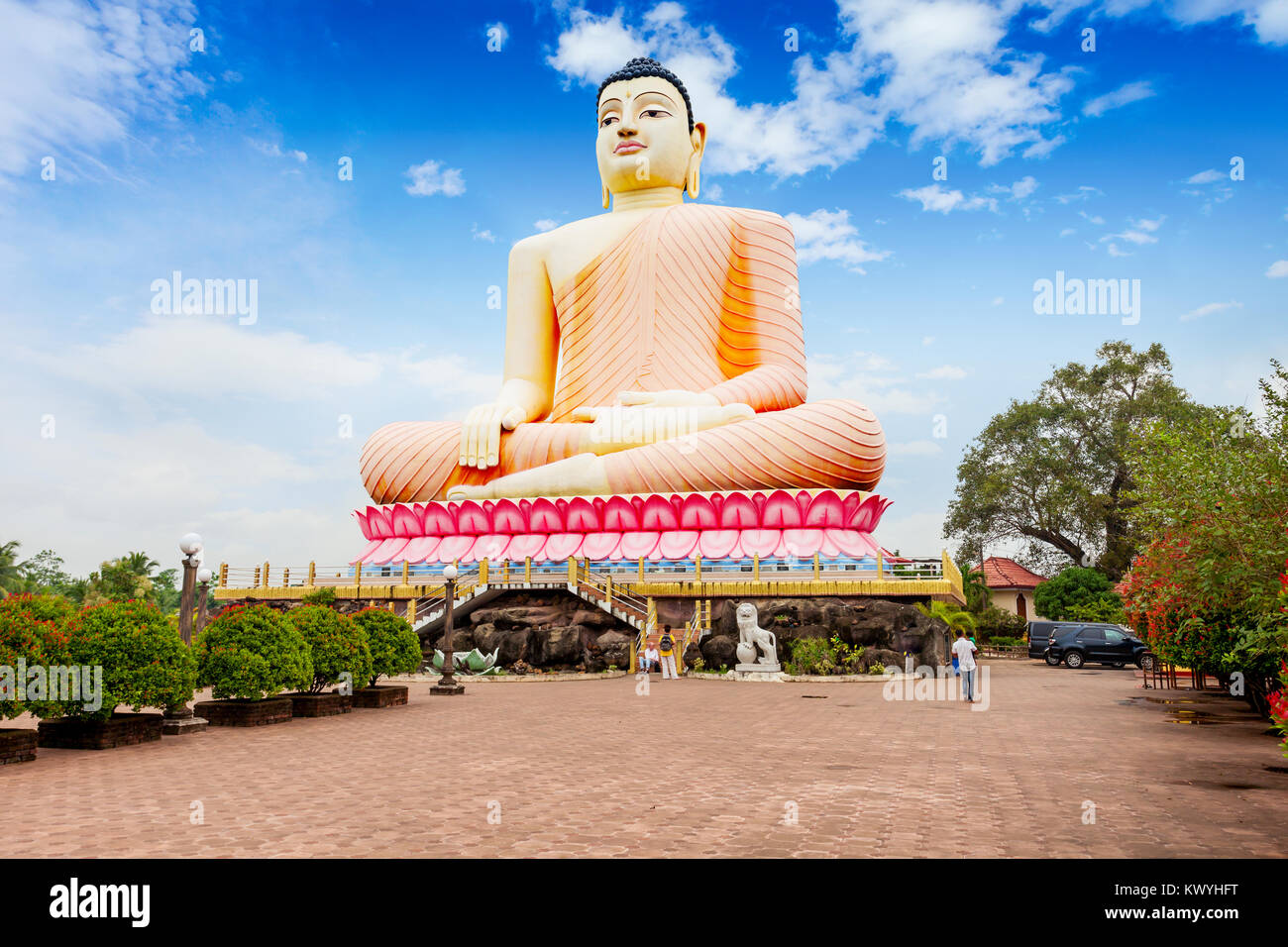 Grande statua del Buddha al Vihara Kande Tempio. Kande Viharaya è un grande tempio Buddista vicino a Bentota beach in Sri Lanka Foto Stock