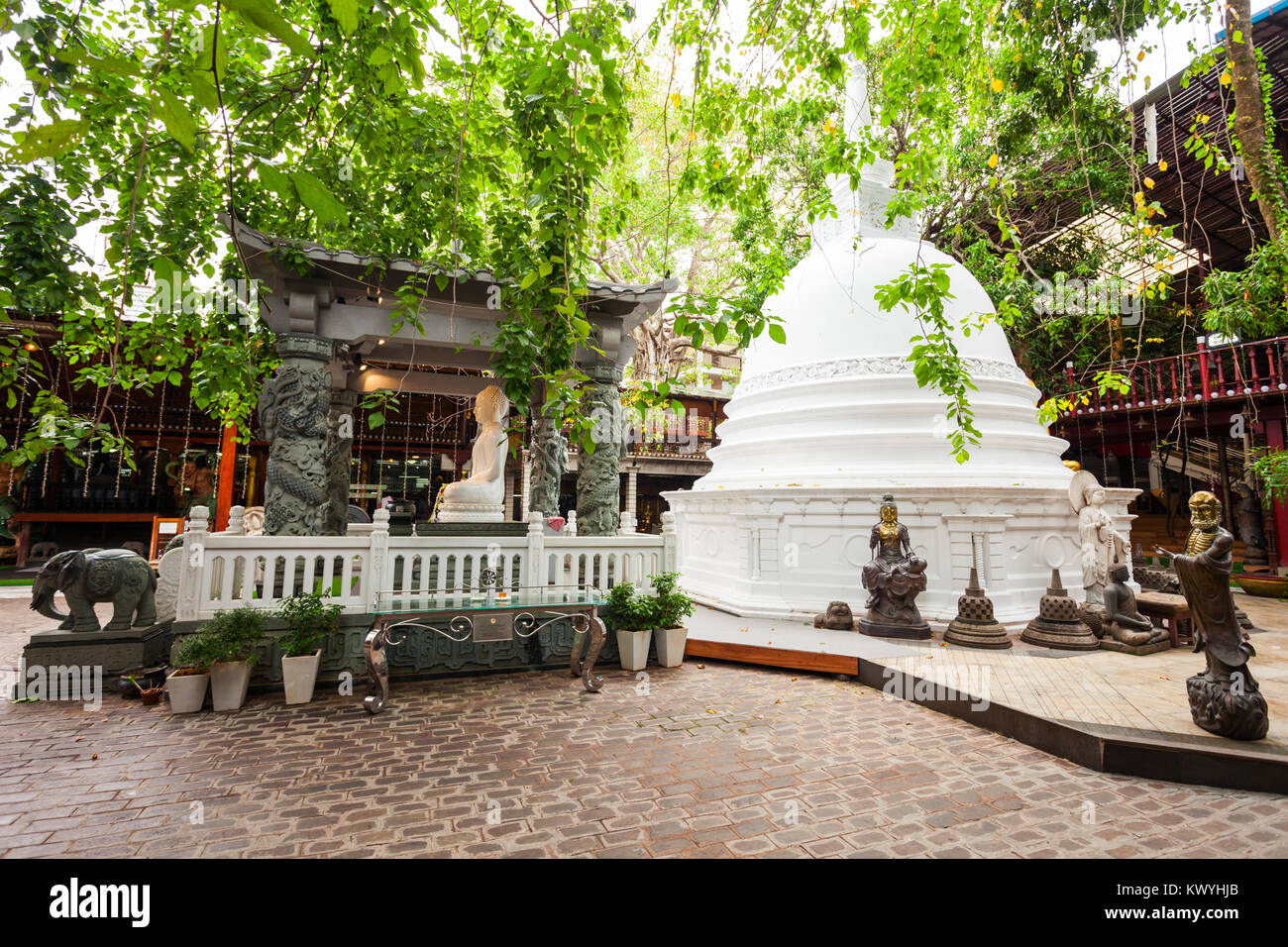 White Stupa al tempio di Gangaramaya in Colombo, Sri Lanka. Tempio di Gangaramaya è un tempio buddista con eclettico mix di dello Sri Lanka, Thailandese, Indiana, un Foto Stock