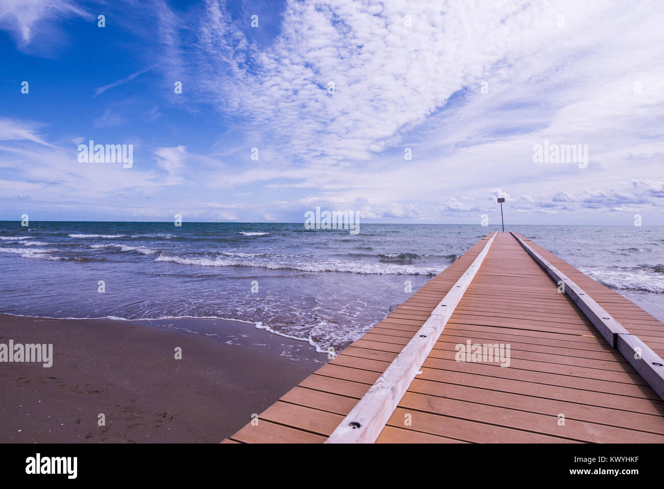 Spiaggia Paesaggio Con Pier E Le Onde Del Mare Di Sabbia