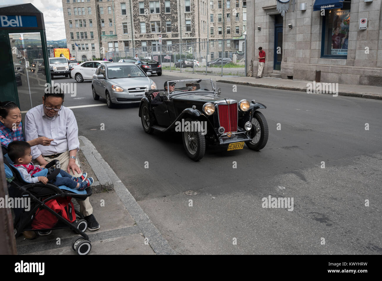 Antique MG guida attraverso il centro di Quebec City, Canada Foto Stock