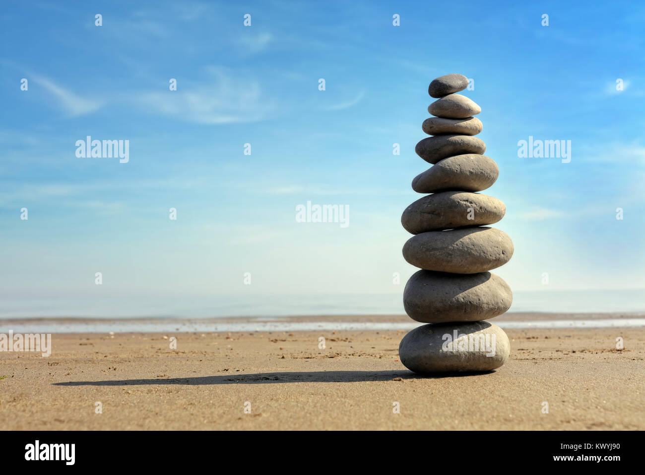 Zen Stone equilibrio sulla spiaggia Foto Stock