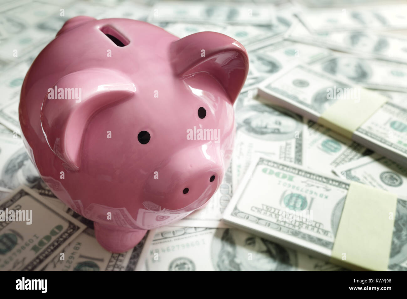 Salvadanaio sul concetto di denaro per la finanza aziendale, investimenti, risparmio o fondo di previdenza Foto Stock