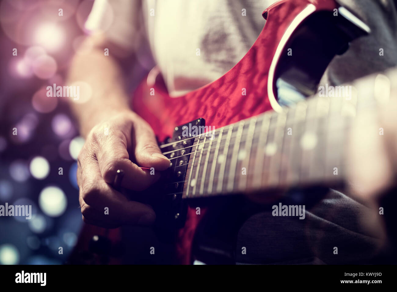 Un rock chitarrista suonare la chitarra elettrica in azione sul palco Foto Stock