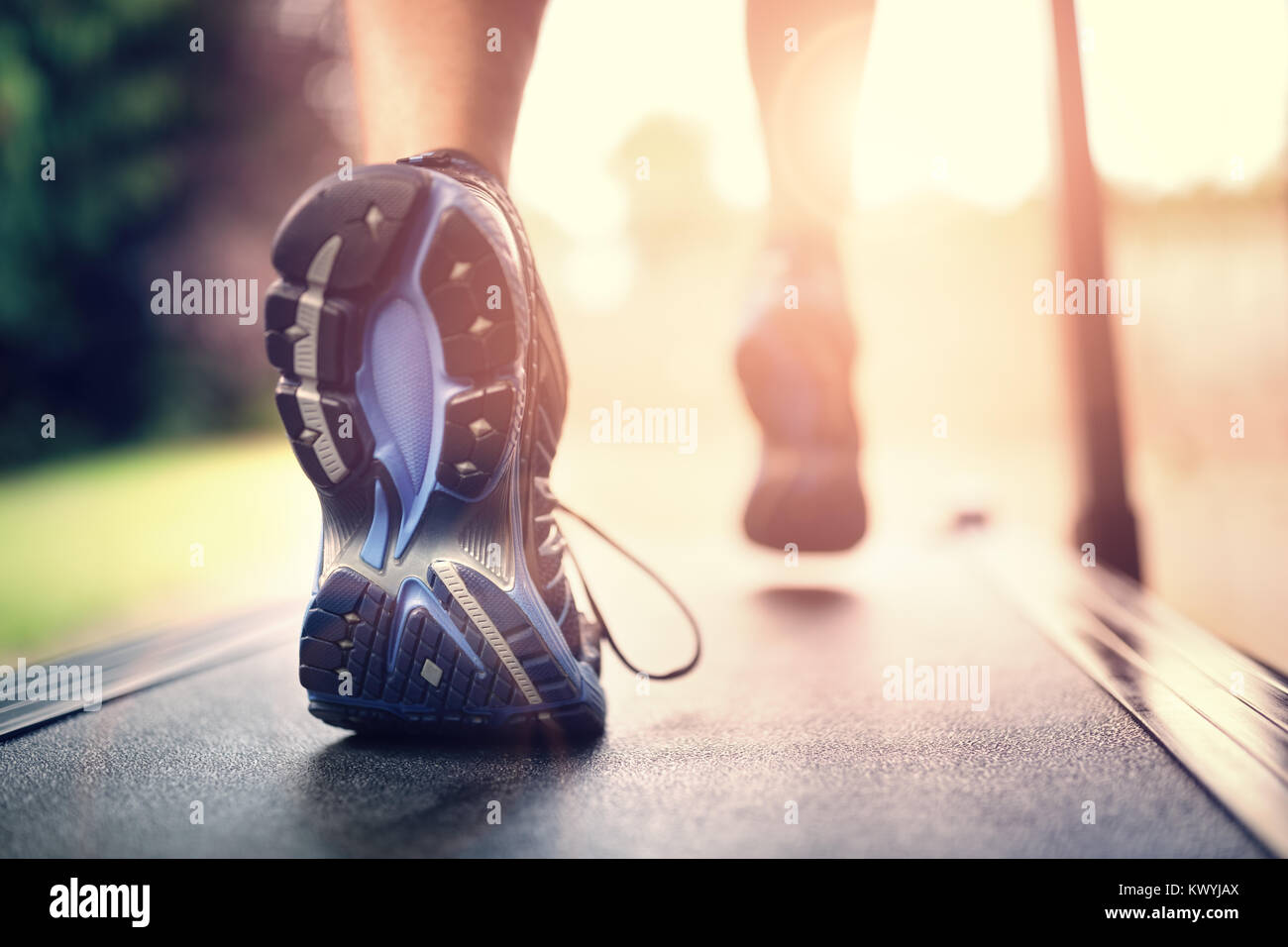 Uomo che corre in una palestra su un tapis roulant nozione di esercizio, fitness e uno stile di vita sano Foto Stock