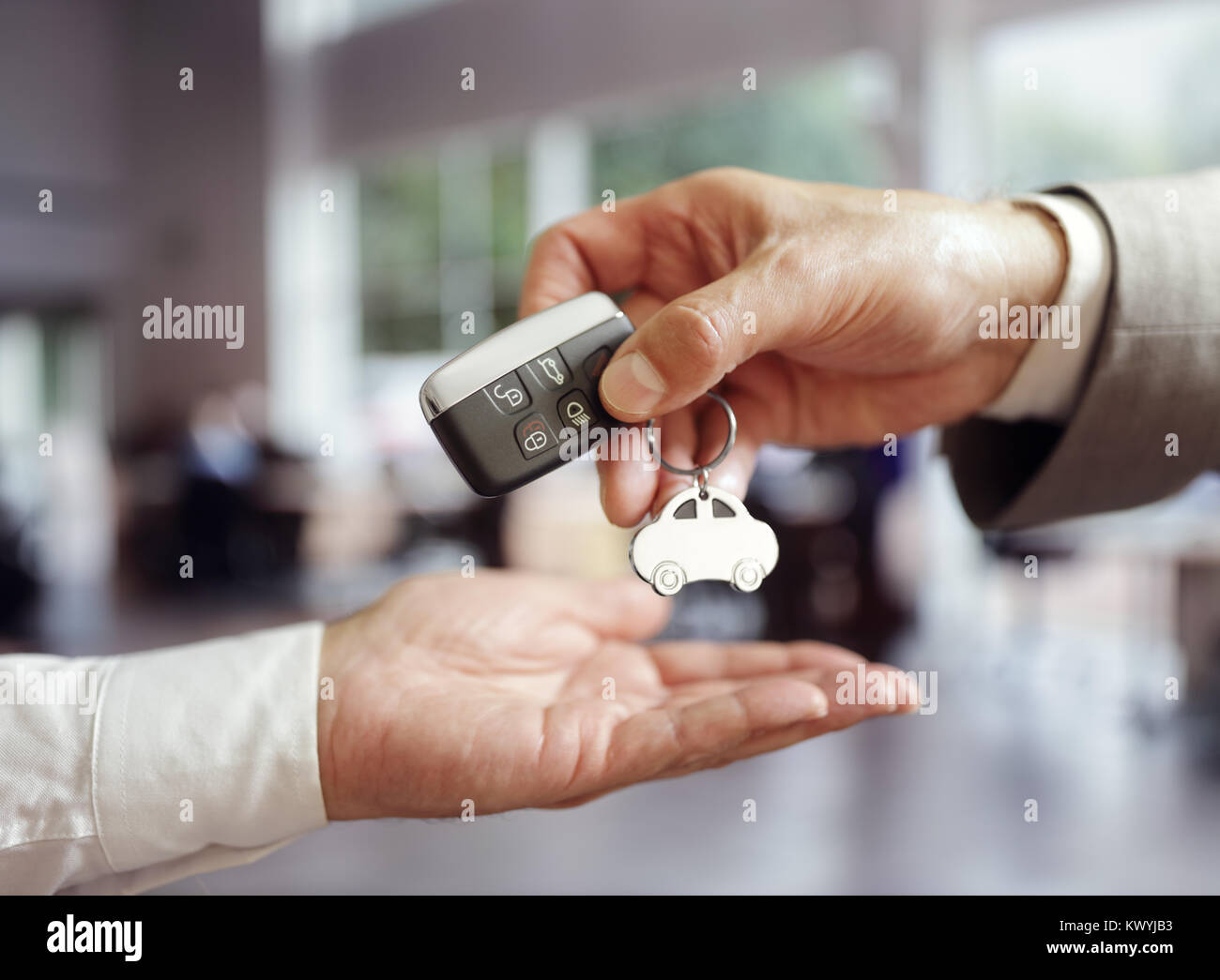 Le vendite di automobili acquisto di una nuova automobile la consegna delle chiavi Foto Stock