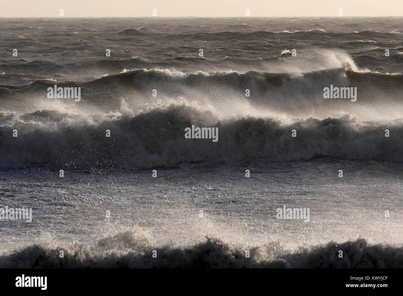 AJAXNETPHOTO. 2018. WORTHING, Inghilterra. - Mare mosso pastelle costa - canale tempestoso mari agitati fino dalla tempesta ELEANOR martello il litorale. Foto:JONATHAN EASTLAND/AJAX REF:GX8 180401 502 Foto Stock