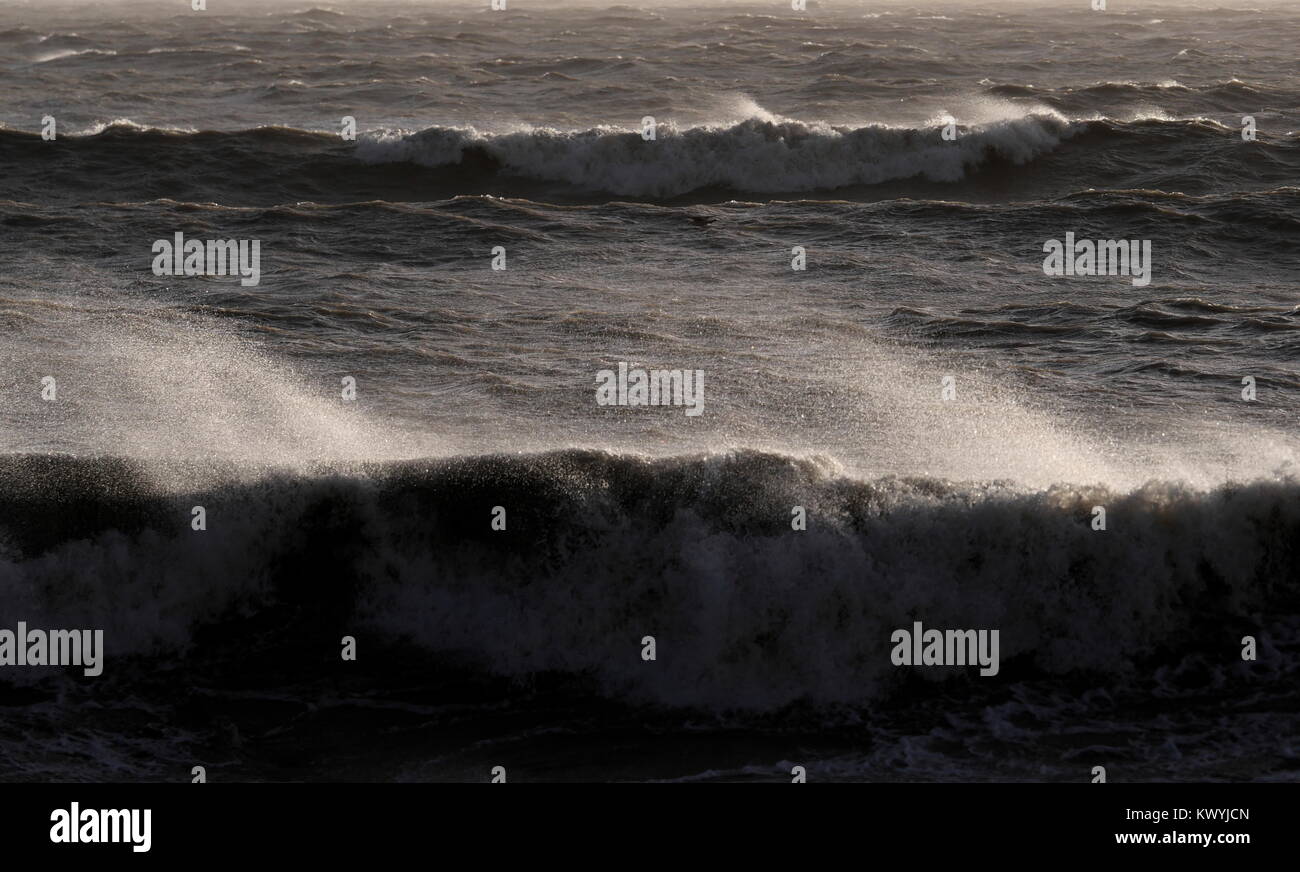 AJAXNETPHOTO. 2018. WORTHING, Inghilterra. - Mare mosso pastelle costa - canale tempestoso mari agitati fino dalla tempesta ELEANOR martello il litorale. Foto:JONATHAN EASTLAND/AJAX REF:GX8 180401 504 Foto Stock