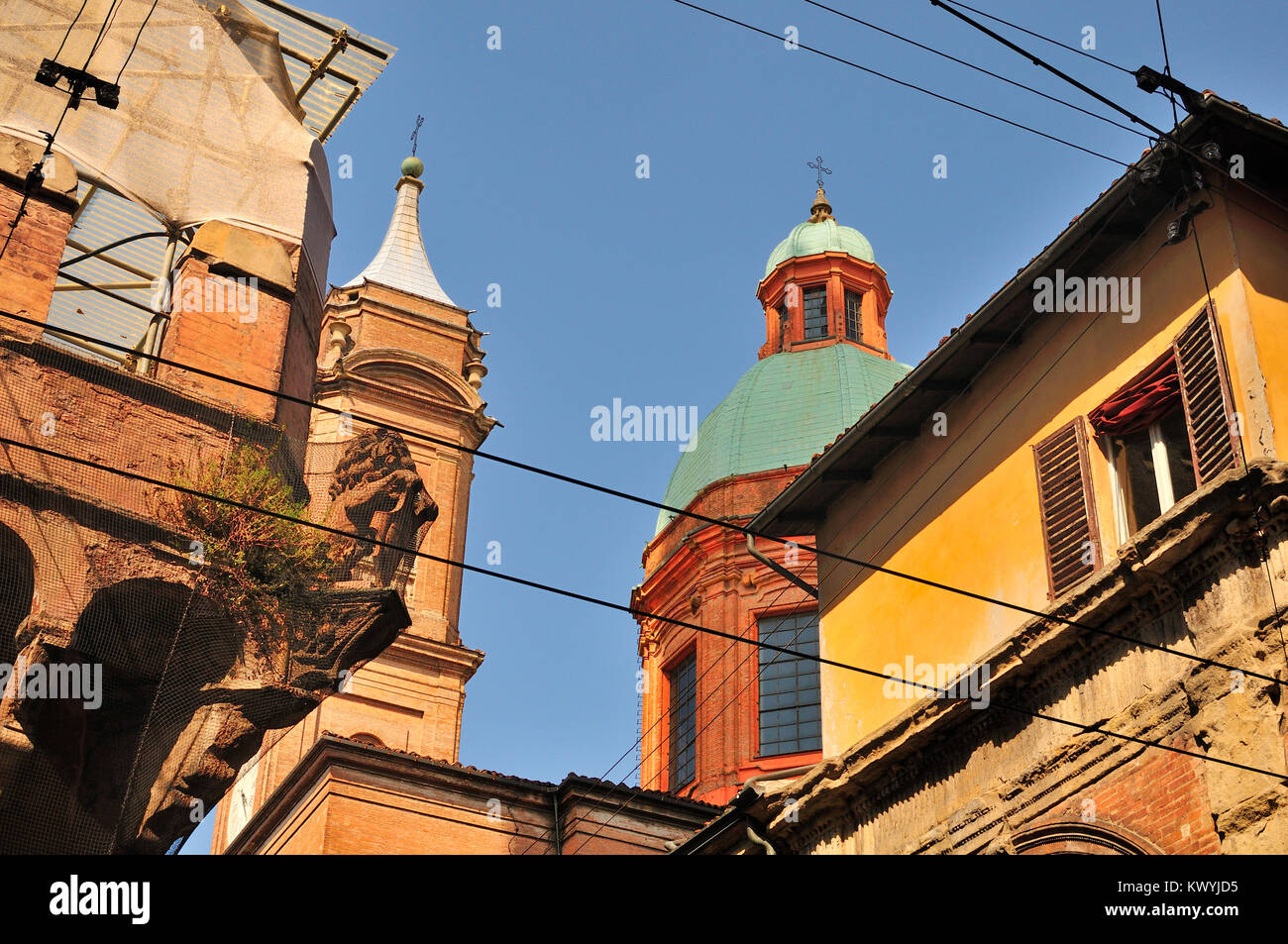 Edifici a Bologna, Italia con San Bartolomeo chiesa e torre Belfry Foto Stock