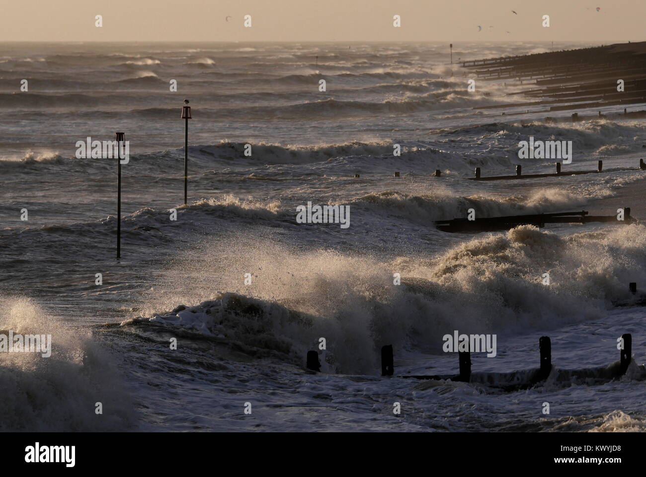 AJAXNETPHOTO. 2018. WORTHING, Inghilterra. - Mare mosso pastelle costa - canale tempestoso mari agitati fino dalla tempesta ELEANOR martello il litorale. Foto:JONATHAN EASTLAND/AJAX REF:GX8 180401 532 Foto Stock