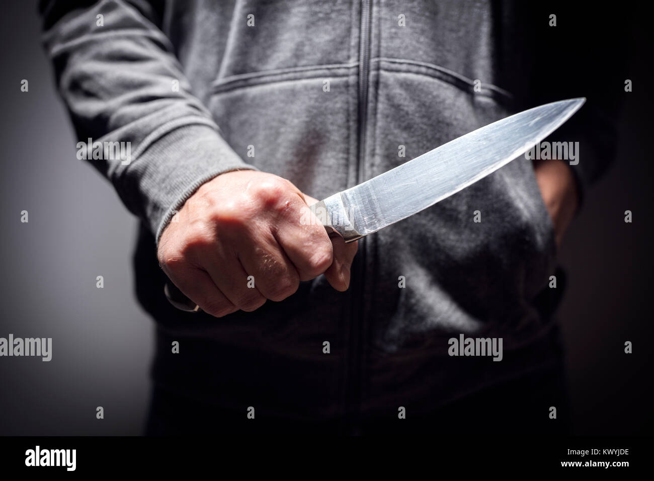 Penale con arma coltello minacciando di stab Foto Stock